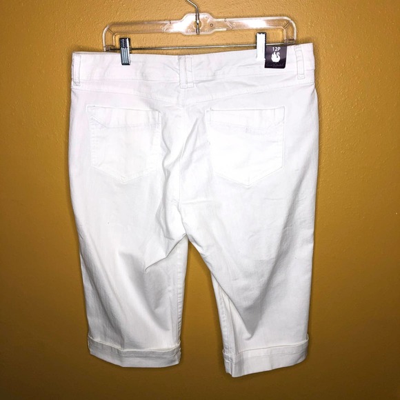 Gloria Vanderbilt White Skimmer Capri Pant, 12P - Picture 2 of 5